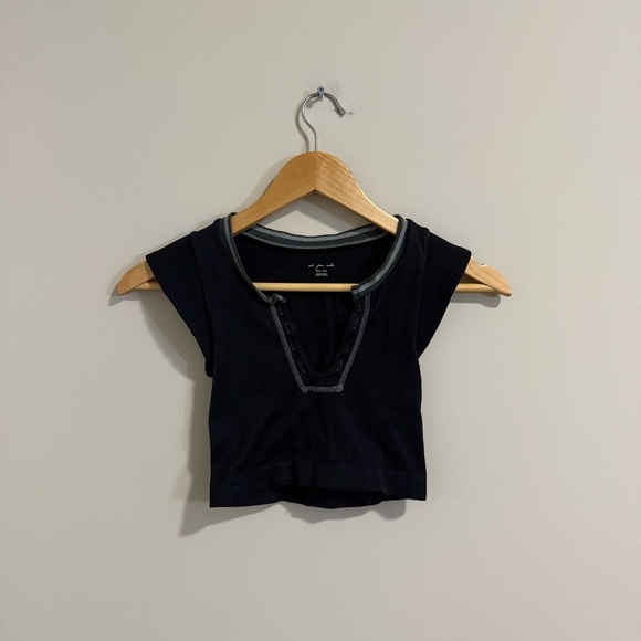 3/$20⚡️ Urban Outfitters Out From Under Short Sleeve V-Neck Crop Top Shirt - Picture 4 of 11